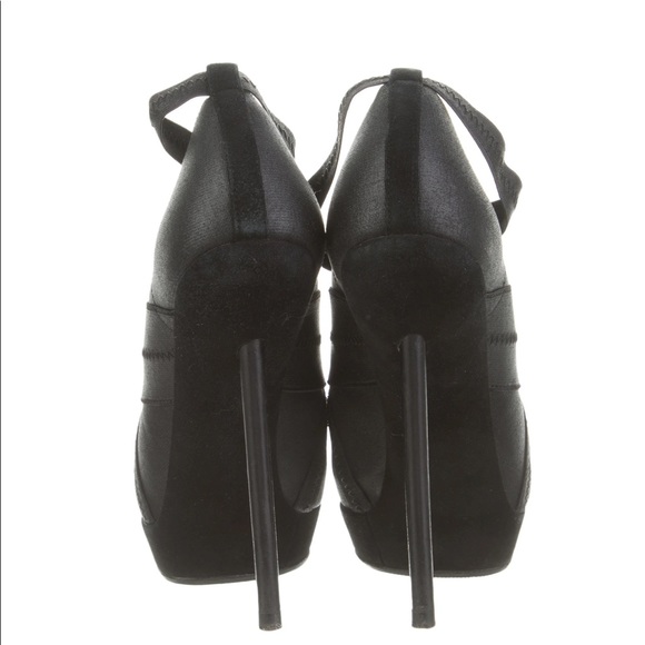 YVES SAINT LAURENT
Suede Pumps
Size: IT 36.5 - Picture 6 of 7